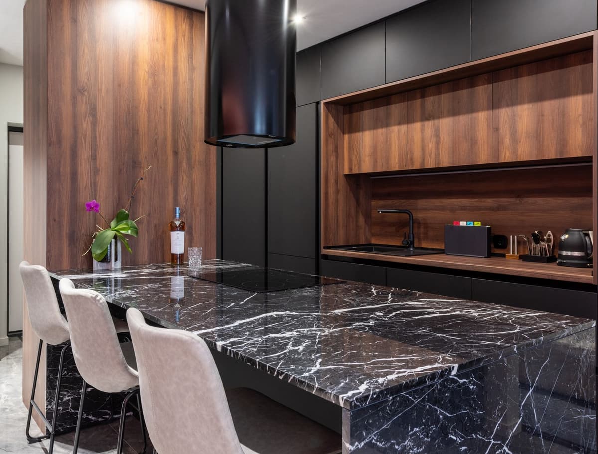 a charred smart kettle on a granite countertop