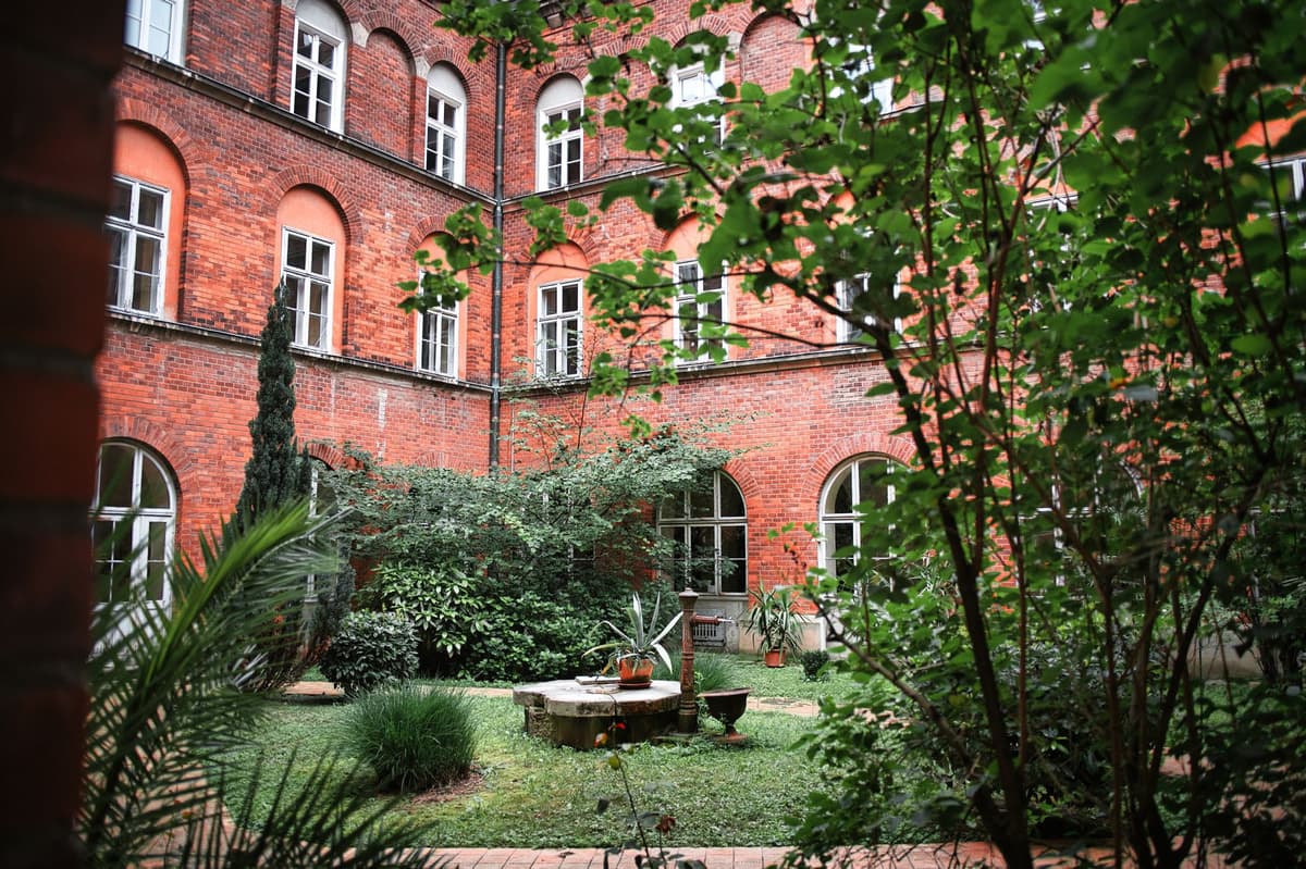 lush internal courtyard garden apartment complex