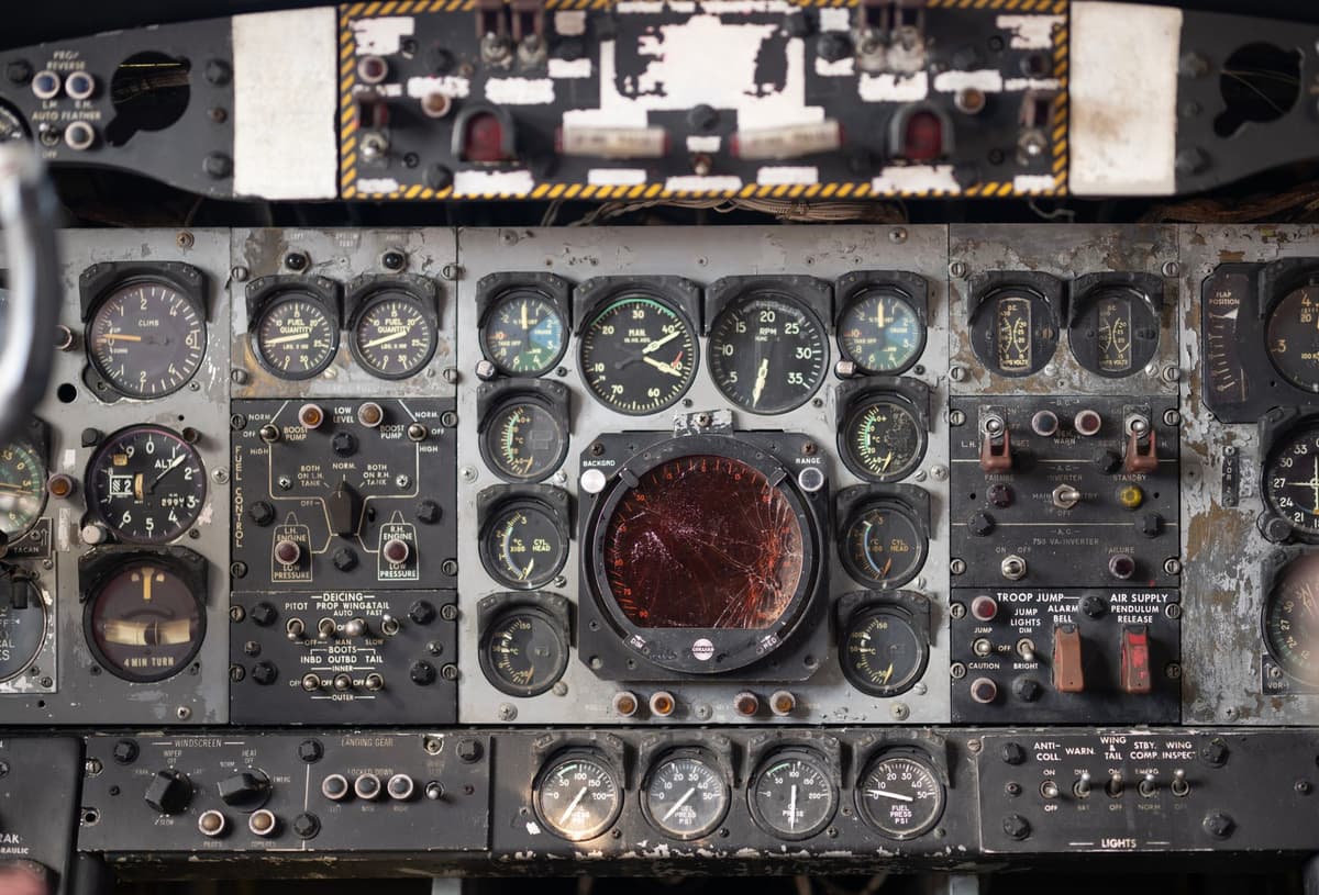A cockpit flight display showing a curved green path